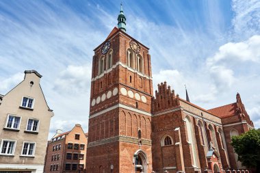 Gdansk 'taki gotik kilise saatli tuğla çan kulesi.