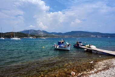 Yunanistan 'ın Lefkada adasında ahşap iskele ve balıkçı tekneleri