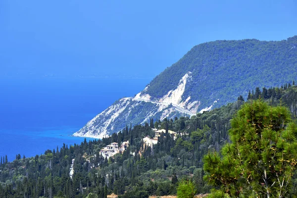 Tengerparti Szikla Borított Fenyőerdő Sziget Lefkada Görögországban — Stock Fotó