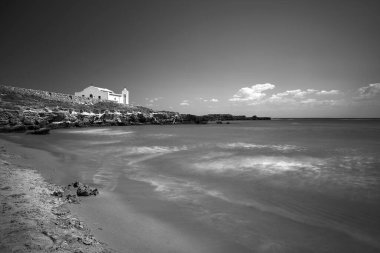 Yunanistan 'ın Zakynthos adasının kıyısında kayalık bir yarımadada ortodoks şapeli olan bir yarımada, tek renkli.