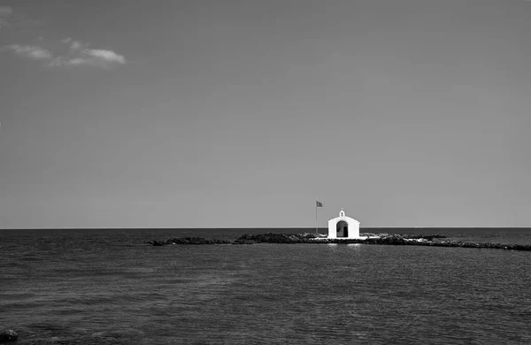 Uma Capela Ortodoxa Branca Promontório Pedra Cidade Georgioupoli Ilha Creta — Fotografia de Stock