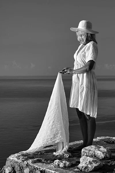 Una Chica Con Vestido Blanco Sombrero Una Roca Junto Mar —  Fotos de Stock