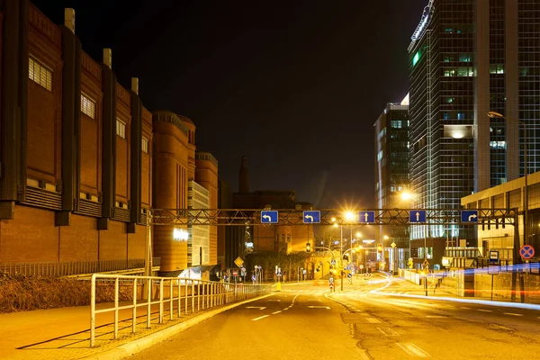 Straat Met Historische Gebouwen Moderne Kantoorgebouwen Tijdens Nacht Stad Poznan — Stockfoto