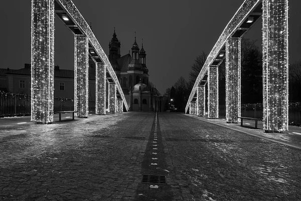Vánoční Ozdoby Ocelové Konstrukci Mostu Věží Gotické Katedrály Noci Poznani — Stock fotografie