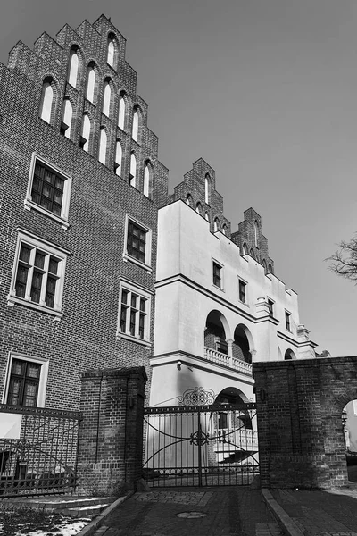 Metal Entrance Gate Tower Red Brick Reconstructed Royal Castle Poznan — Stock Photo, Image