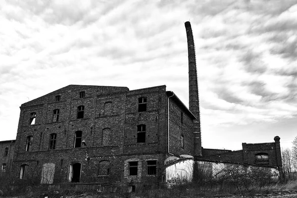 ポーランドにある傾斜レンガ造りの煙突のある歴史的な醸造所の遺跡 モノクロ — ストック写真
