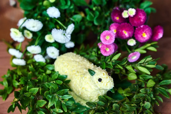 Cordeiro Tradicional Páscoa Feito Manteiga Galhos Buxo Flores Coloridas Primavera — Fotografia de Stock