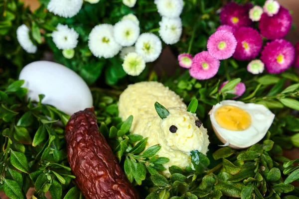 Cordeiro Tradicional Páscoa Feito Manteiga Galhos Buxo Flores Coloridas Primavera — Fotografia de Stock