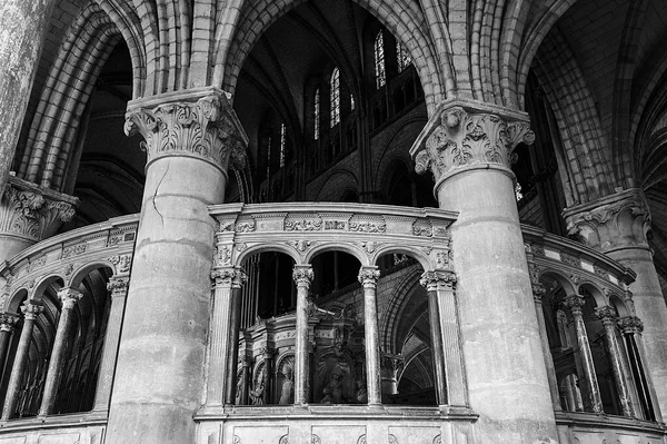 Stenen Graf Romaanse Basiliek Van Remigius Reims Frankrijk Monochroom — Stockfoto