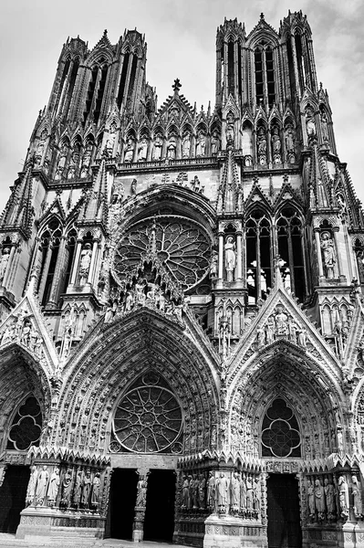 Fasada Gotyckiej Katedry Notre Dame Reims Francja Monochromatyczna — Zdjęcie stockowe