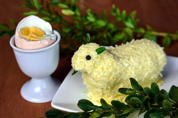 波兰的复活节早餐用硬煮鸡蛋和奶油羊肉 — 图库照片