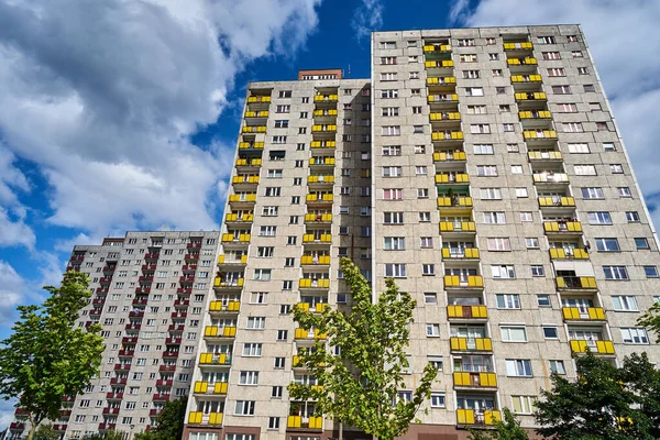 Fachadas Edificios Residenciales Modernos Con Balcones Ventanas Ciudad Poznan —  Fotos de Stock