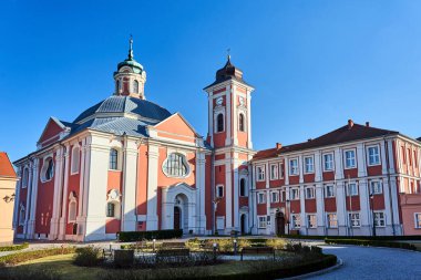 Polonya 'nın Owinska köyünde eskiden papaz tarikatına ait bir çan kulesine sahip bir barok kilisesi.