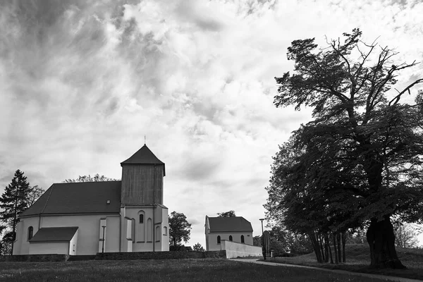 Venkovský Katolický Kostel Dřevěnou Zvonicí Polsku Monochromatický — Stock fotografie