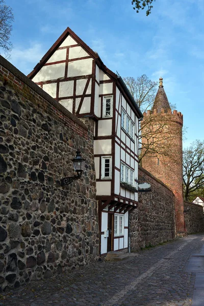 Kámen Středověké Hradby Historickou Věží Dvoupatrového Domu Neubrandenburgu Německo — Stock fotografie