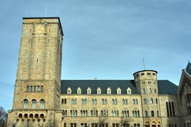 Poznan 'da kuleleri olan tarihi taş imparatorluk kalesi.