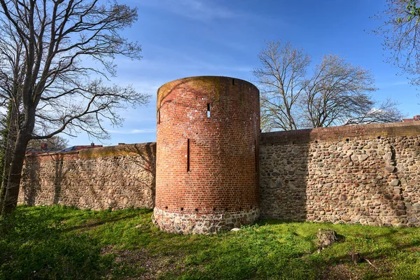 Almanya Neuebrandemburg Yuvarlak Bir Kulesi Taş Duvarı Olan Ortaçağ Tahkimatları — Stok fotoğraf