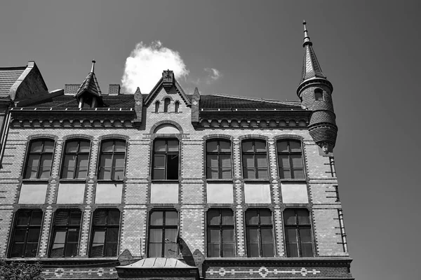 Poznan şehrindeki tarihi kırmızı tuğlalı apartman dairesi, tek renkli.