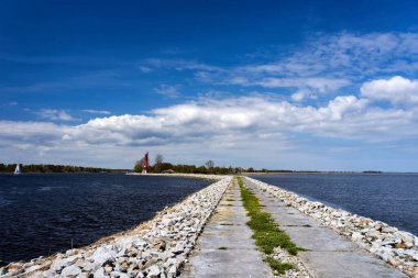Polonya 'daki Szczecin Gölündeki Piastowski Kanalı' nın taştan dalgalanma suyu.