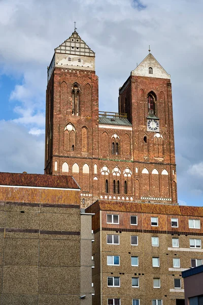 Fasady Bloków Mieszkalnych Wież Gotyckiej Katedry Prenzlau Niemcy — Zdjęcie stockowe