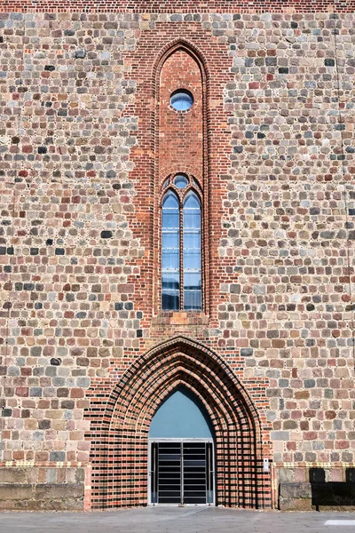 德国新勃兰登堡市中世纪圣玛丽恩 基什福音教堂的入口和入口 — 图库照片