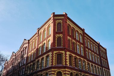 Polonya 'nın Poznan kentindeki tarihi tuğladan bir apartman dairesi cephesi