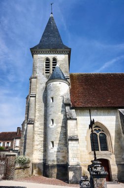 Fransa, Champagne 'de çan kulesi olan taştan bir ortaçağ kilisesi.                   