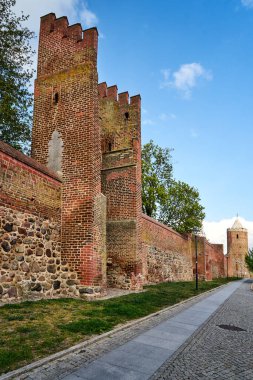 Almanya Prenzlau 'da tuğla kuleleri ve taş duvarları olan ortaçağ tahkimatları.