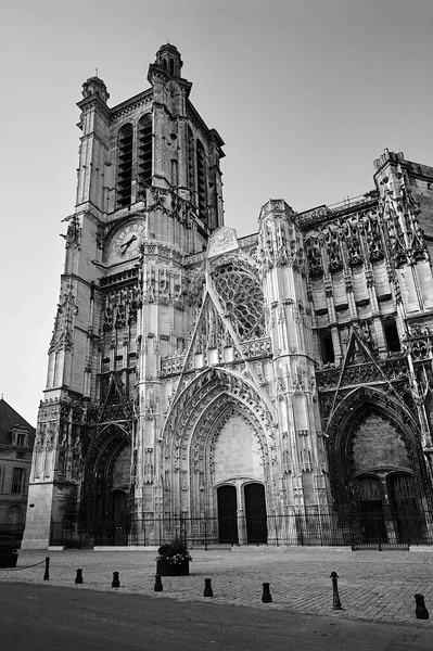 Torre Final Portal Catedral Troyes França Monocromático — Fotografia de Stock