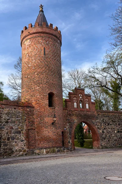 Fortificações Medievais Com Uma Torre Redonda Uma Parede Pedra Neuebrandemburg — Fotografia de Stock