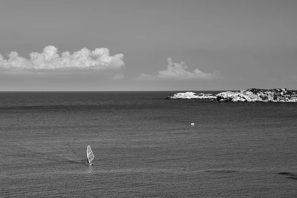 Planche Voile Dans Une Baie Large Île Crète Grèce Monochrome — Photo