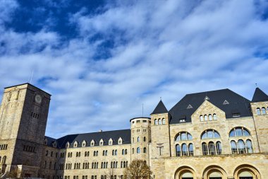 Poznan 'da kuleleri olan tarihi taş imparatorluk kalesi.