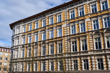 Polonya 'nın Poznan kentindeki tarihi kırmızı tuğladan bir apartman dairesinin cephesi.