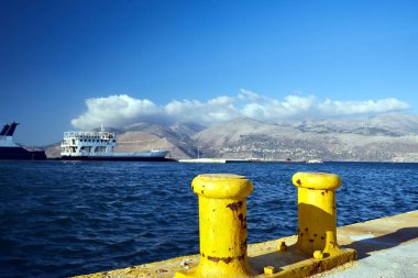 Yunanistan 'ın Kefalonia adasındaki Lixouri kentinin limanında demirli gemiler 
