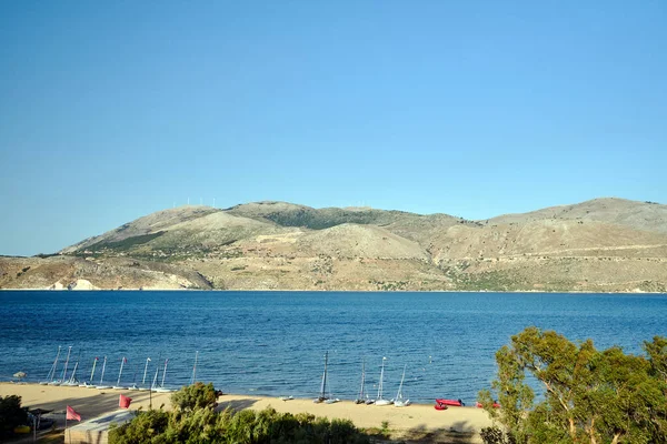 Yunanistan 'ın Kefalonia adasındaki sahile demirlemiş yelkenliler