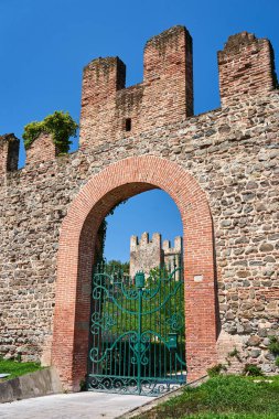 İtalya 'nın Este şehrinde ortaçağ savunma duvarında bir kapı.