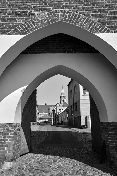 Вулиця Ворота Історичній Цегляній Оборонній Стіні Місті Торун Польща Монохромний — стокове фото