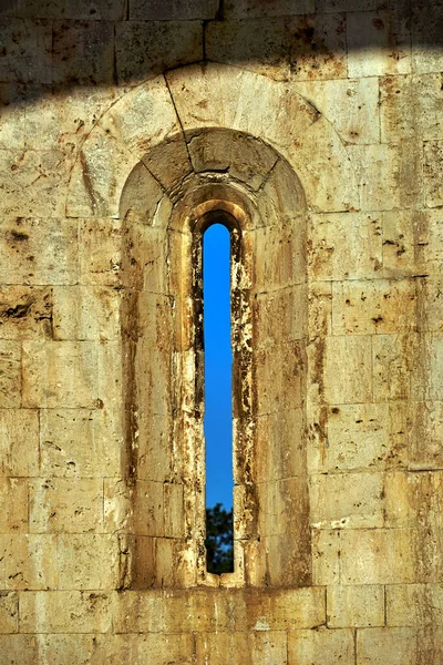 Ένα Παράθυρο Ένα Μεσαιωνικό Πέτρινο Τοίχο Στα Ερείπια Μιας Εκκλησίας — Φωτογραφία Αρχείου