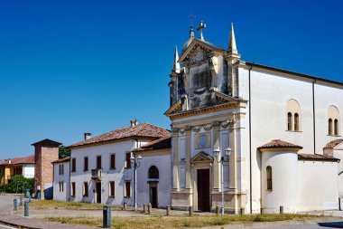 İtalya 'nın Vo kentindeki tarihi Chiesa di San Lorenzo kilisesinin cephesi