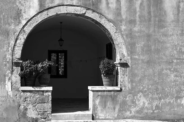 Vstup Buňky Historickém Pravoslavném Klášteře Arkadi Ostrově Kréta Řecko Monochrom — Stock fotografie