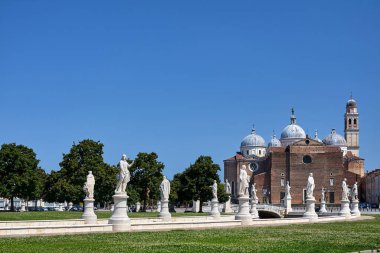  İtalya 'nın Padua şehrinde Prato della Valle' deki Santa Justina Kilisesi 'nde heykeller ve park.