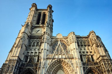 Troyes, Fransa 'nın tarihi katedralinin son kapısı.                  