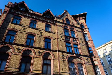 Polonya 'nın Poznan kentindeki tarihi bir apartman binasının cephesi