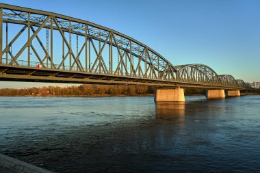 Vistula Nehri ve Polonya 'nın Torun kentindeki yol köprüsünün çelik yapısı.