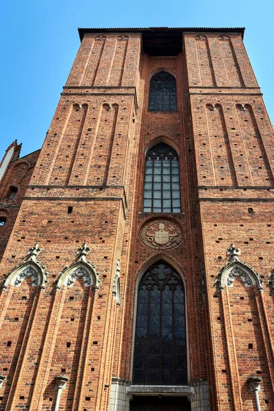 Фасад Окнами Исторической Католической Церкви Городе Торунь Польша — стоковое фото