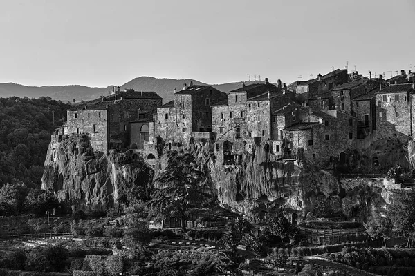 Middeleeuwse Stenen Gebouwen Een Rotsachtige Klif Stad Pitigliano Toscane Italië — Stockfoto