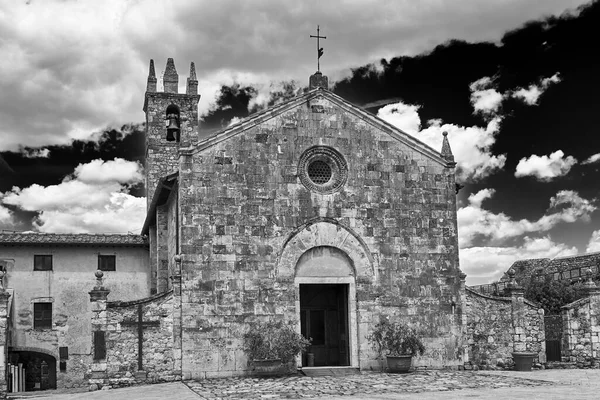 Stenen Middeleeuwse Kerk Met Klokkentoren Het Dorp Monteriggioni Toscana Italië — Stockfoto