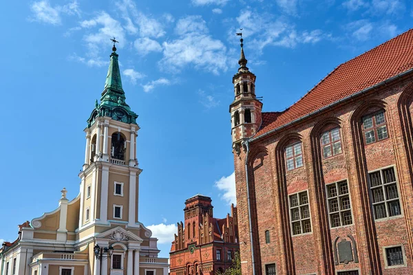 波兰托伦一座巴洛克教堂的钟楼和哥特式市政厅的炮塔 — 图库照片