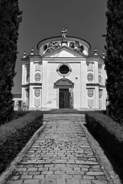 Abano Terme, İtalya 'daki San Daniele Manastırı' nın Barok cephesi.