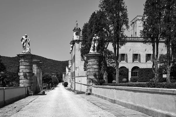 イタリアのカステッロ カタホへの砂利道 モノクロ — ストック写真